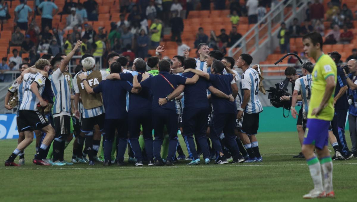 Kegembiraan para pemain Argentina usai mengalahkan Brasil 3-0 dan lolos ke semifinal pada laga laga 8 besar Piala Dunia U-17 2023 di Stadion JIS, Jumat (24/11/23). - INDOSPORT