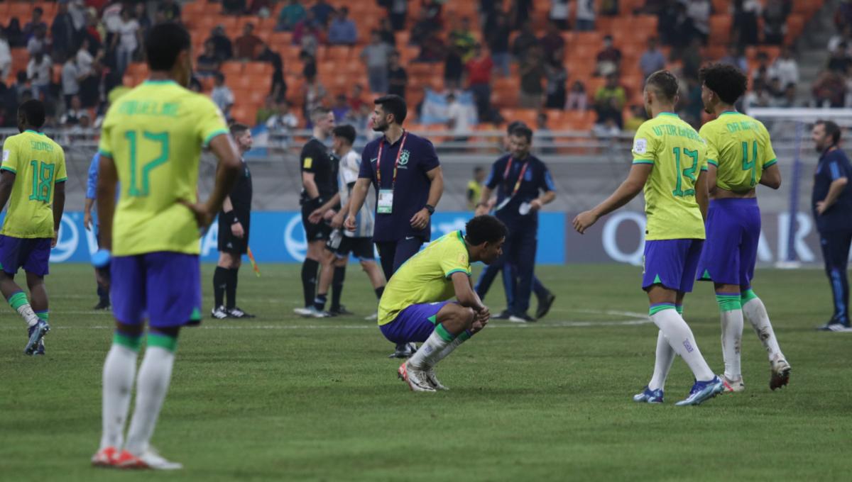 Kesedihan para pemain Brasil usai kalah dari Argentina pada laga laga 8 besar Piala Dunia U-17 2023 di Stadion JIS, Jumat (24/11/23).