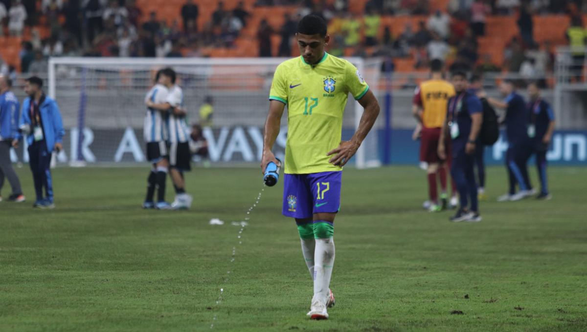Kesedihan salah seorang pemain Brasil usai kalah dari Argentina pada laga laga 8 besar Piala Dunia U-17 2023 di Stadion JIS, Jumat (24/11/23).
