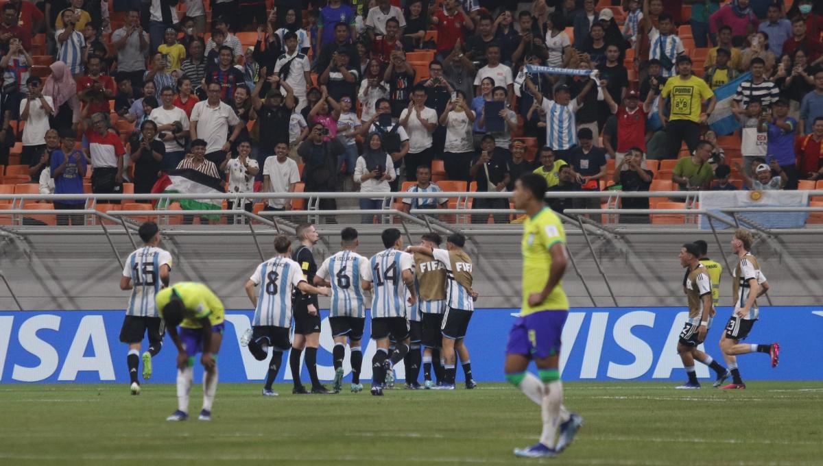 Kegembiraan para pemain Argentina usai mengalahkan Brasil 3-0 dan lolos ke semifinal pada laga laga 8 besar Piala Dunia U-17 2023 di Stadion JIS, Jumat (24/11/23).