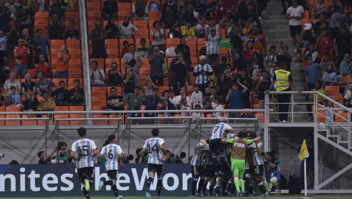 Selebrasi pemain Argentina usai Claudio Echeverri mencetak gol kedua ke gawang Brasil pada laga babak 8 besar Piala Dunia U-17 2023 di Stadion JIS, Jumat (24/11/23).