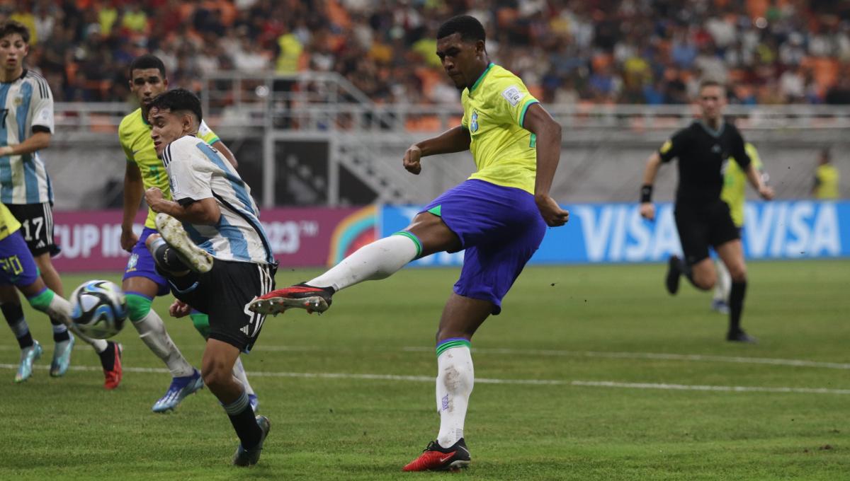 Peluang pemain Brasil di depan gawang Argentina pada laga laga 8 besar Piala Dunia U-17 2023 di Stadion JIS, Jumat (24/11/23).