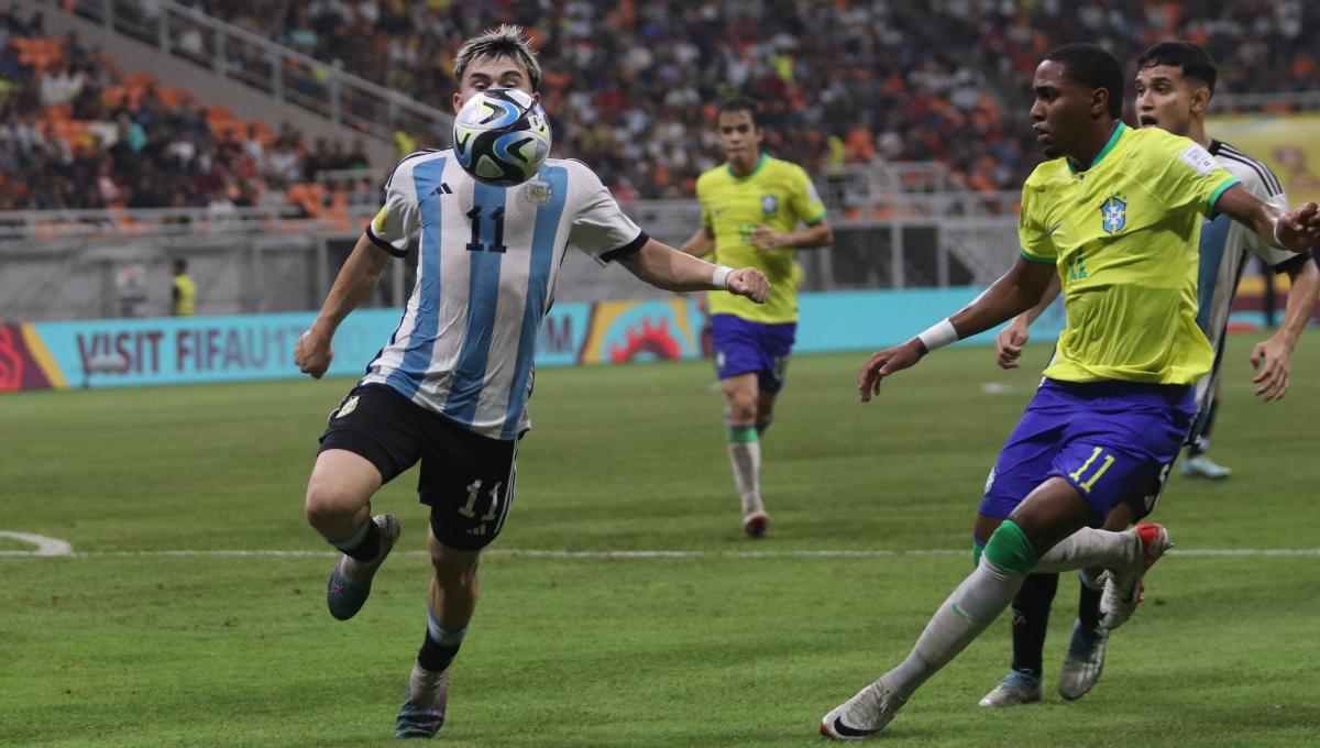 Pemain Argentina, Santiago Lopez mengontrol bola dari gangguan pemain Brasil pada laga laga 8 besar Piala Dunia U-17 2023 di Stadion JIS, Jumat (24/11/23).