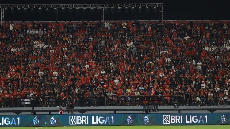 Suporter Bali United menyaksikan pertandingan BRI Liga 1 2023/24.