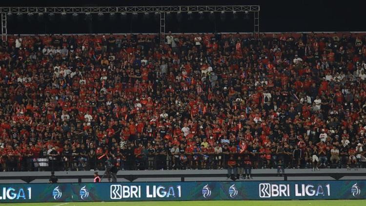 Suporter Persija Jakarta menyaksikan pertandingan BRI Liga 1 2023/24. - INDOSPORT