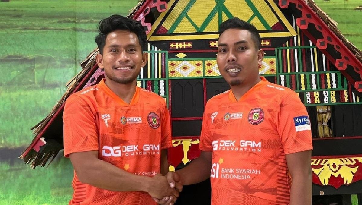 Wapres Persiraja, Iswahyudi (kanan), saat berfoto bersama Andik Vermansah (kiri).