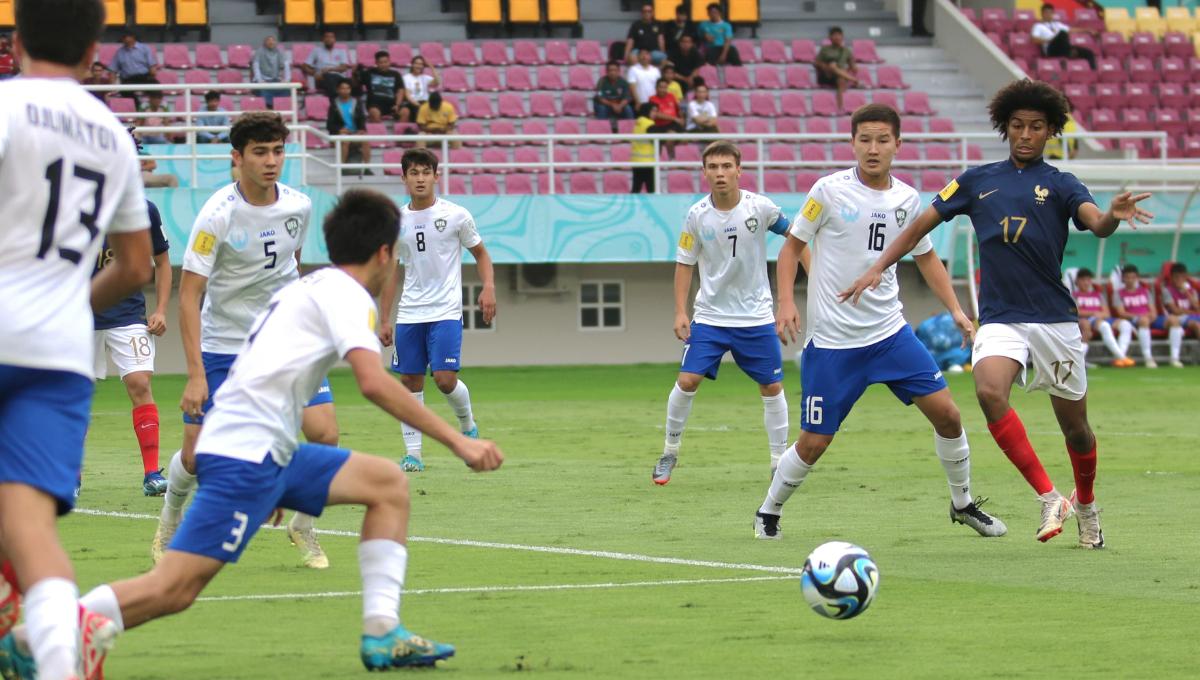 Gelandang Perancis, Tidiane Diallo, berusaha merebut bola di area pertahanan Uzbekistan dalam laga babak 8 besar Piala Dunia U-17 2023 di Stadion Manahan Solo, Sabtu (25/11/23). Foto: Nofik Lukman Hakim