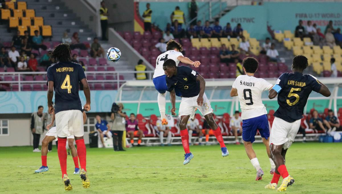 Bek Perancis, Nhoa Sangui, berduel dengan penyerang Uzbekistan, Shodiyor Shodiboev, dalam pertandingan babak 8 besar Piala Dunia U-17 2023 di Stadion Manahan Solo, Sabtu (25/11/23). Foto: Nofik Lukman Hakim