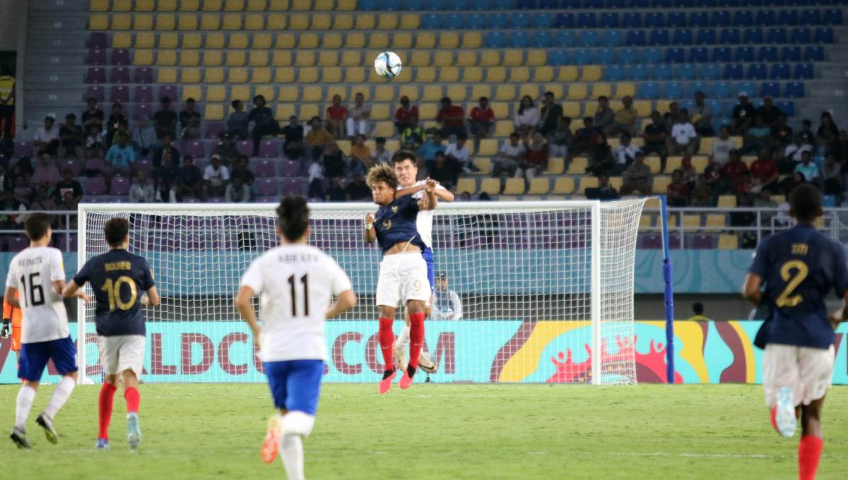 Duel udara pemain Perancis dan Uzbekistan dalam pertandingan babak 8 besar Piala Dunia U-17 2023 di Stadion Manahan Solo, Sabtu (25/11/23). Foto: Nofik Lukman Hakim