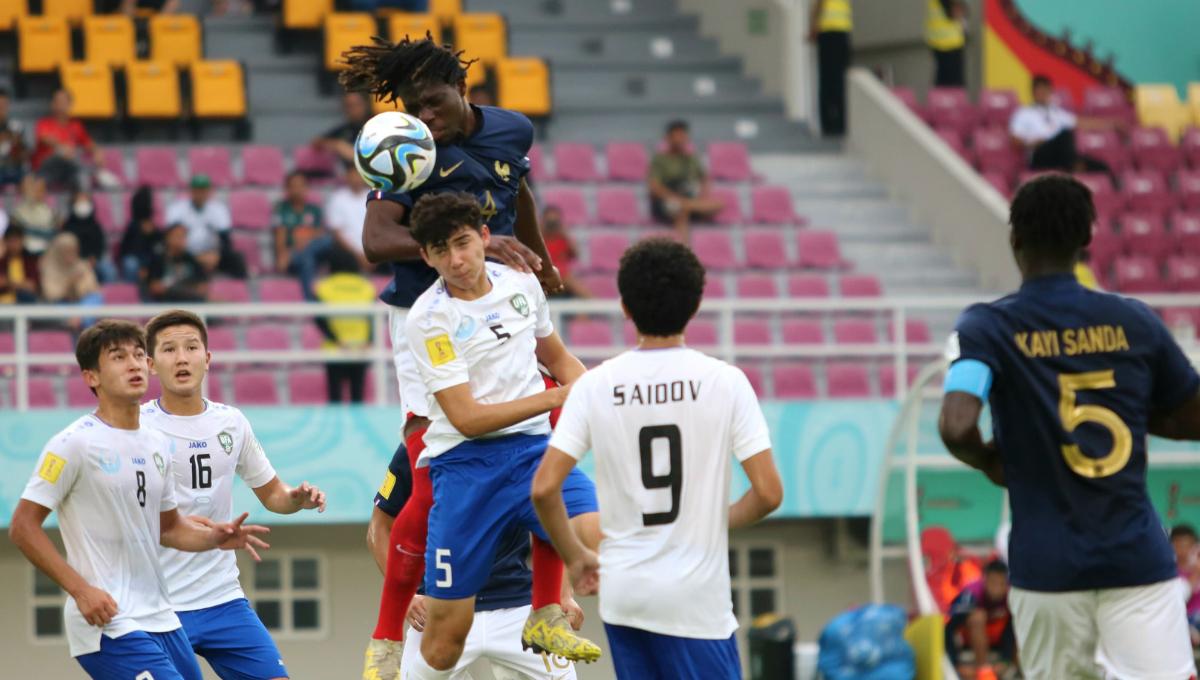 Bek Perancis, Bastien Meupiyou, saat memenangi duel dengan pemaij Uzbekistan, Azizbek Tulkunbekov, dalam pertandingan babak 8 besar Piala Dunia U-17 2023 di Stadion Manahan Solo, Sabtu (25/11/23). Foto: Nofik Lukman Hakim