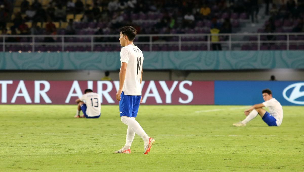 Para pemain Uzbekistan tertunduk lesu setelah dikalahkan Perancis 0-1 dalam pertandingan babak 8 besar Piala Dunia U-17 2023 di Stadion Manahan Solo, Sabtu (25/11/23). Foto: Nofik Lukman Hakim