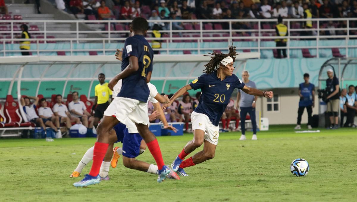 Aksi gelandang Perancis, Mathis Amougou, dalam pertandingan babak 8 besar Piala Dunia U-17 2023 di Stadion Manahan Solo (25/11/23). Foto: Nofik Lukman Hakim