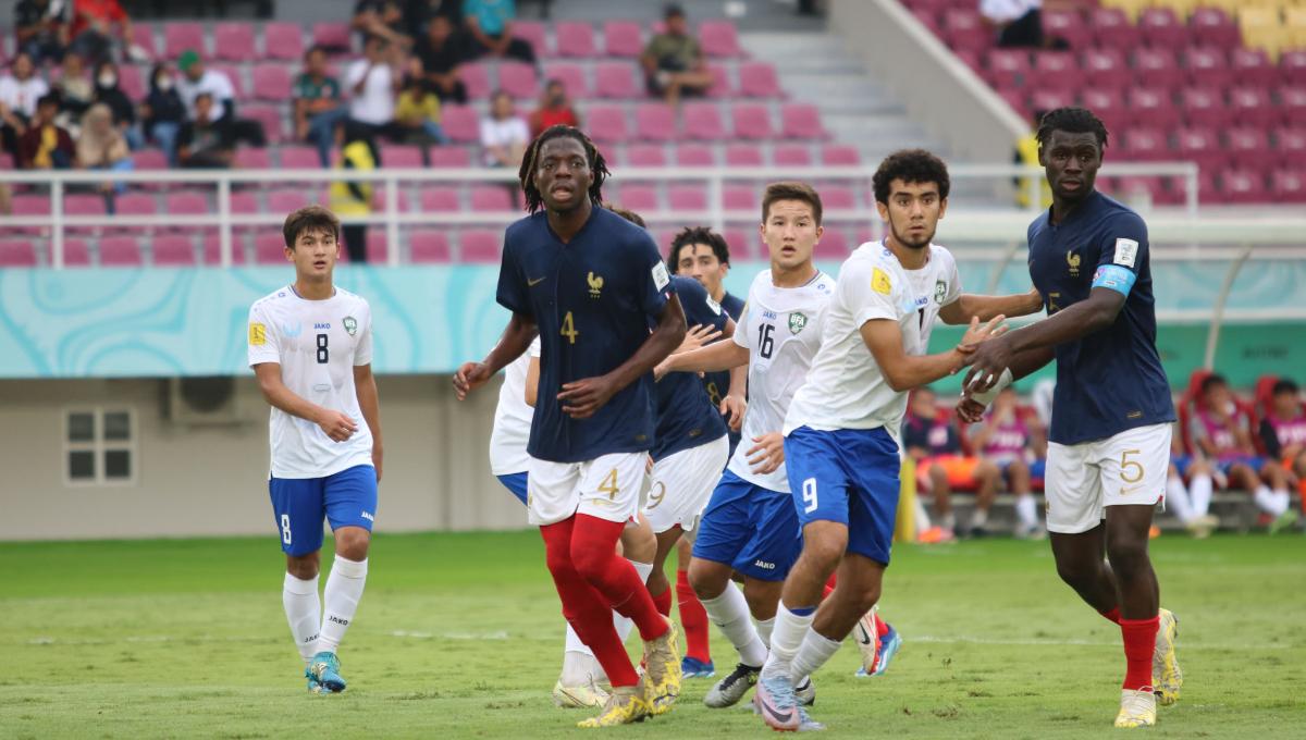 Para pemain Perancis saat menjaga pemain Uzbekistan dalam pertandingan babak 8 besar Piala Dunia U-17 2023 di Stadion Manahan Solo, Sabtu (25/11/23). Foto: Nofik Lukman Hakim