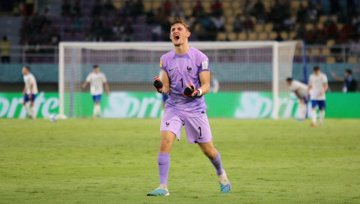 Ekspresi kiper Perancis, Paul Argney, dalam pertandingan babak 8 besar Piala Dunia U-17 2023 di Stadion Manahan Solo, Sabtu (25/11/23). Foto: Nofik Lukman Hakim