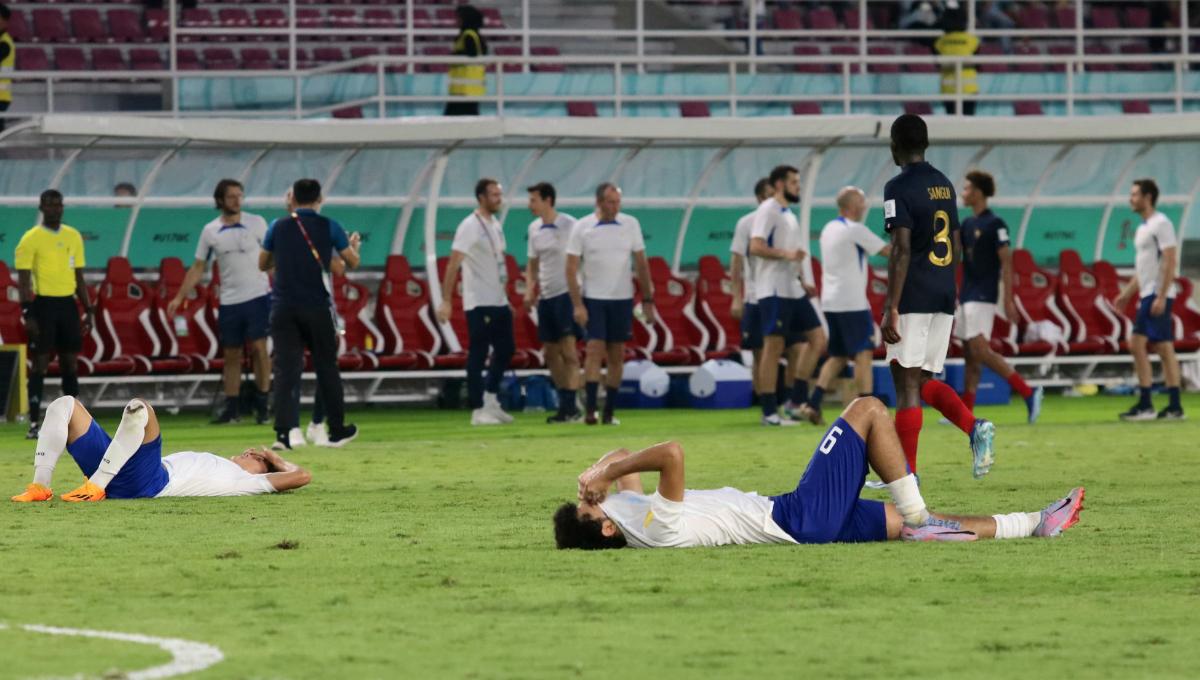 Penyerang Uzbekistan, Amirbek Saidov, menangis setelah timnya dikalahkan Perancis dalam pertandingan babak 8 besar Piala Dunia U-17 2023 di Stadion Manahan Solo, Sabtu (25/11/23). Foto: Nofik Lukman Hakim