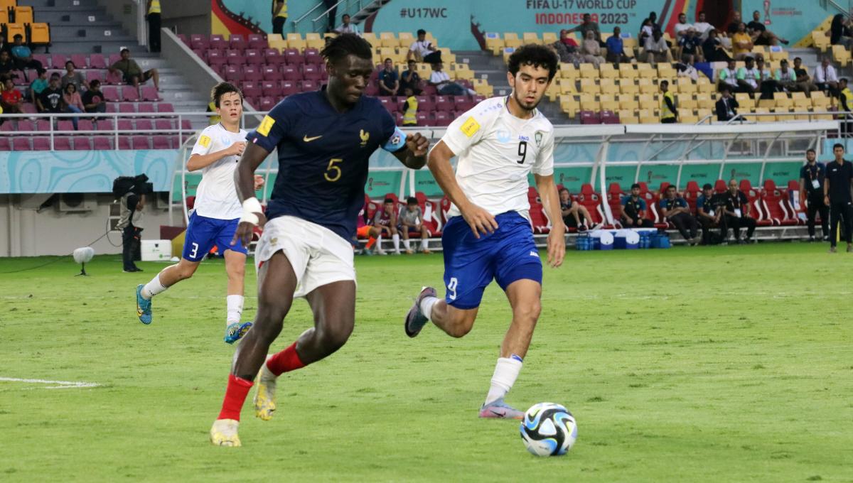 Penyerang Uzbekistan, Amirbek Saidov, mengganggu build up Perancis dalam pertandingan babak 8 besar Piala Dunia U-17 2023 di Stadion Manahan Solo, Sabtu (25/11/23). Foto: Nofik Lukman Hakim