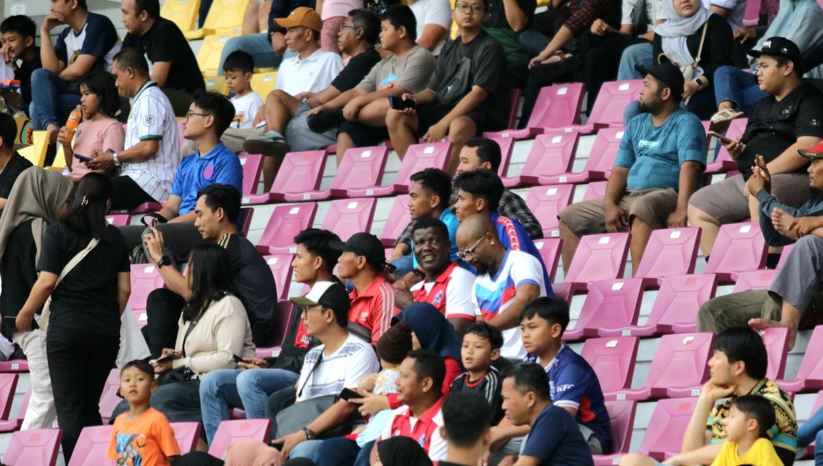 Ayah Ronaldo Kwateh, Roberto Kwateh, menyaksikan Perancis vs Uzbekistan dari tribun timur dalam pertandingan babak 8 besar Piala Dunia U-17 2023 di Stadion Manahan Solo, Sabtu (25/11/23). Foto: Nofik Lukman Hakim