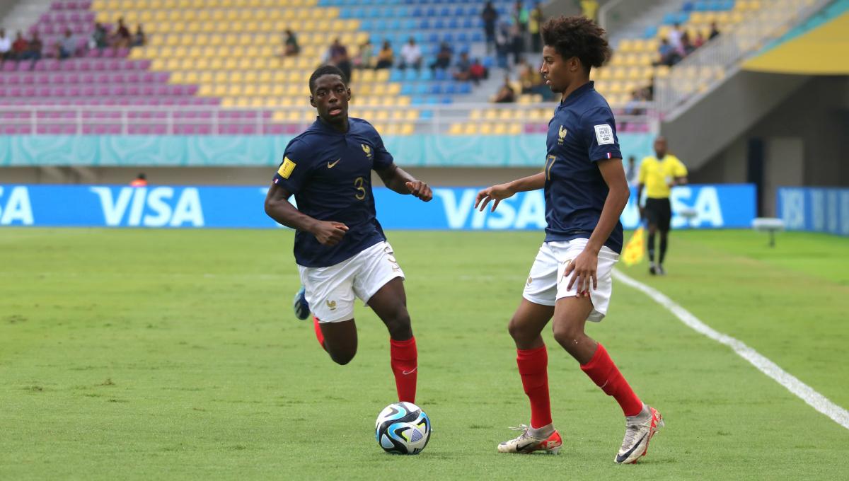 Gelandang Perancis, Tidiane Diallo, saat berkreasi bersama rekannya, Nhoa Sangui, dalam pertandingan babak 8 besar Piala Dunia U-17 2023 di Stadion Manahan Solo, Sabtu (25/11/23). Foto: Nofik Lukman Hakim