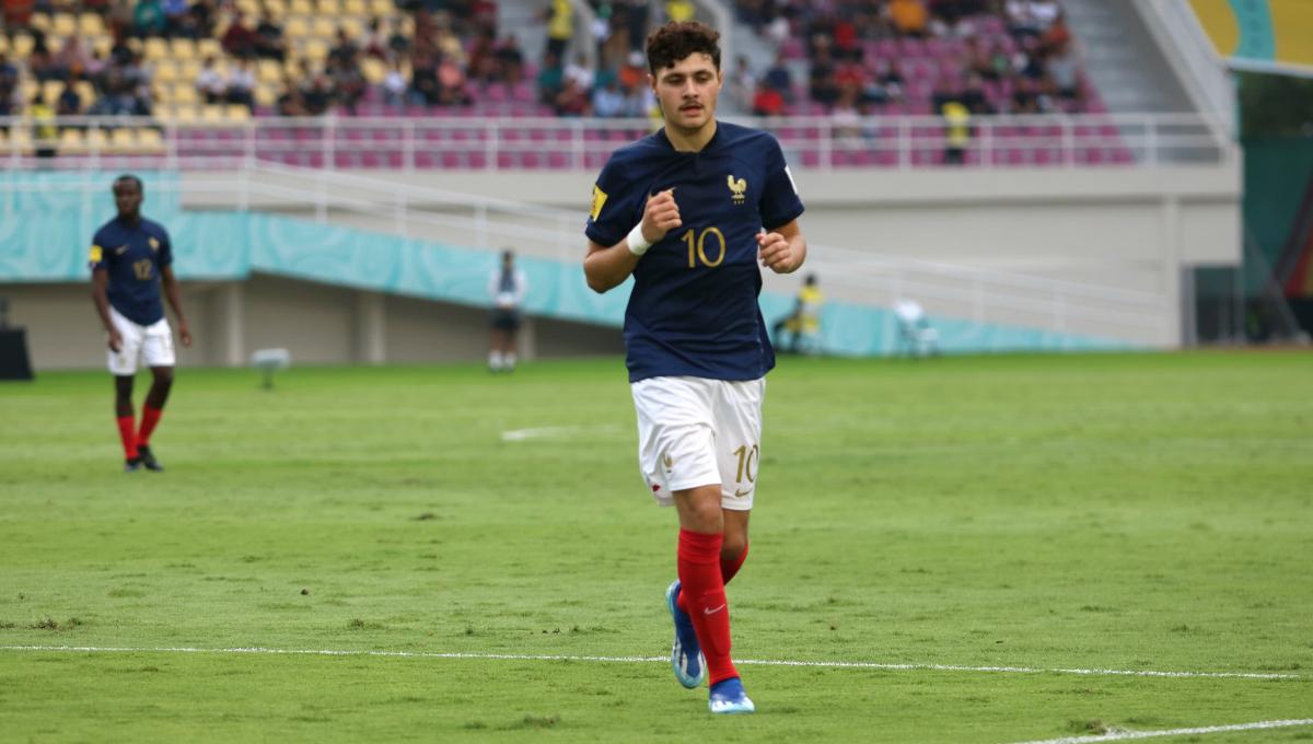 Gelandang Perancis, Ismail Bouneb, mencetak gol kemenangan atas Uzbekistan dalam pertandingan babak 8 besar Piala Dunia U-17 2023 di Stadion Manahan Solo, Sabtu (25/11/23). Foto: Nofik Lukman Hakim