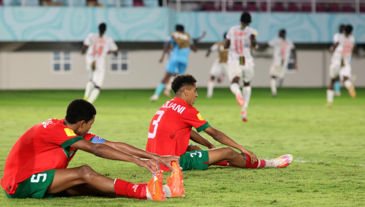 Dua bek Maroko tertunduk setelah Mali mencetak gol kemenangan dalam pertandingan babak 8 besar Piala Dunia U-17 2023 di Stadion Manahan Solo, Sabtu (25/11/23). Foto: Nofik Lukman Hakim