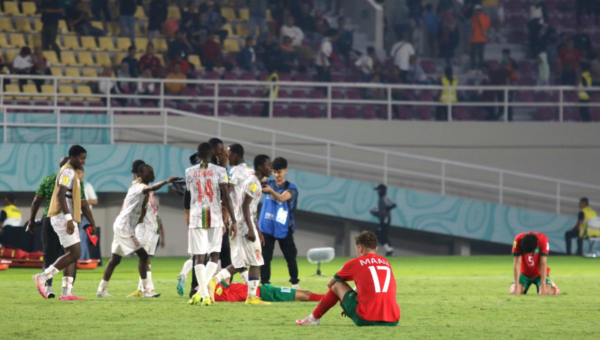Dua ekspresi berbeda ketika Mali berpesta dan Maroko tertunduk lesu setelah pertandingan babak 8 besar Piala Dunia U-17 2023 di Stadion Manahan Solo, Sabtu (25/11/23). Foto: Nofik Lukman Hakim