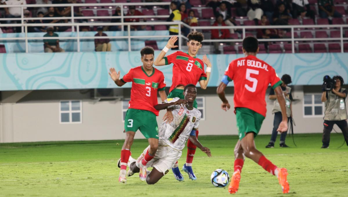 Tiga pemain Maroko coba menghentikan pergerakan winger Mali, Ibrahim Diarra, dalam pertandingan babak 8 besar Piala Dunia U-17 2023 di Stadion Manahan Solo, Sabtu (25/11/23). Foto: Nofik Lukman Hakim