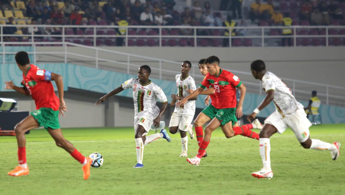 Gelandang Mali, Hamidou Makalou, menjadi pemain yang sulit dihentikan pemain Maroko dalam pertandingan babak 8 besar Piala Dunia U-17 2023 di Stadion Manahan Solo, Sabtu (25/11/23). Foto: Nofik Lukman Hakim
