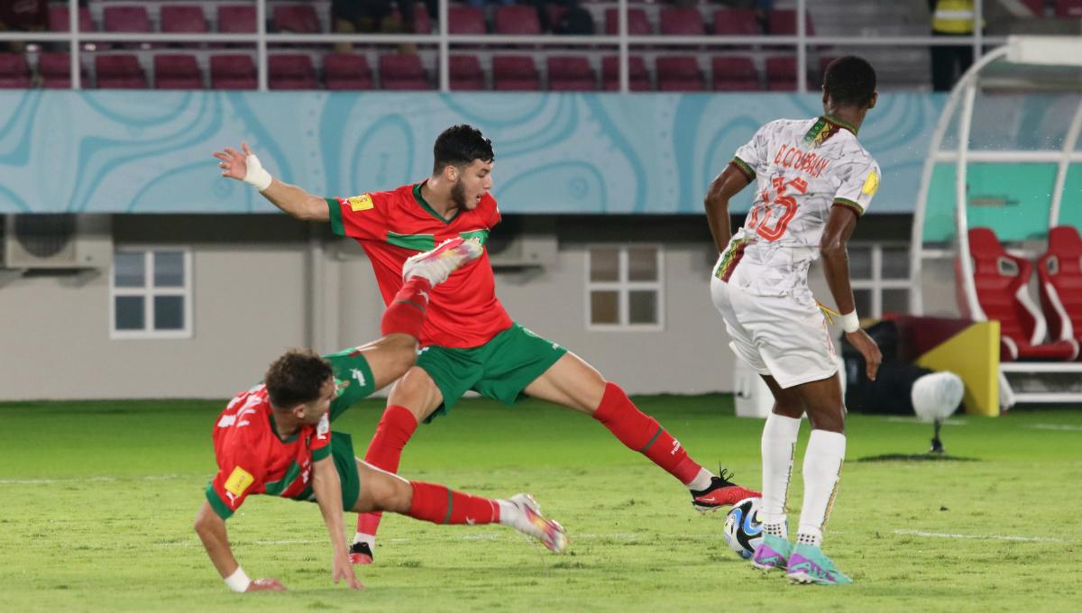 Pontang panting pemain Maroko menghadapi Mali dalam pertandingan babak 8 besar Piala Dunia U-17 2023 di Stadion Manahan Solo, Sabtu (25/11/23). Foto: Nofik Lukman Hakim