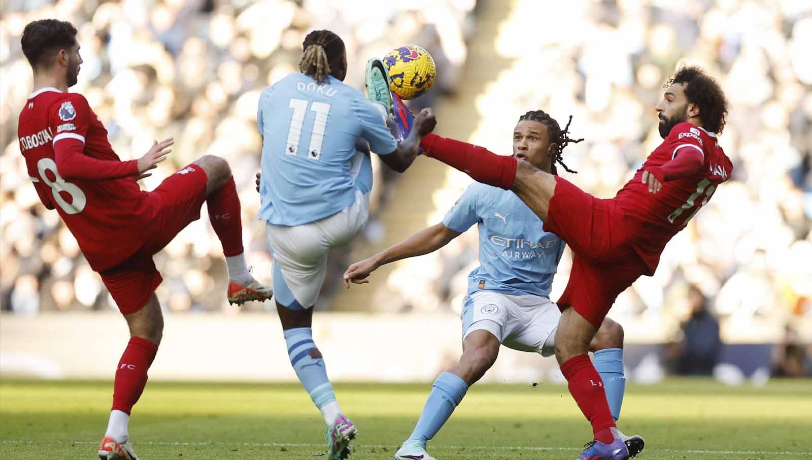 Duel kedua tim Dominik Szoboszlai dan Mohamed Salah dengan Nathan Ake dan Jeremy Doku untuk merebutkan bola pada laga Liga Primer Inggris, Sabtu (25/11/23). (Foto: REUTERS/Jason Cairnduff)