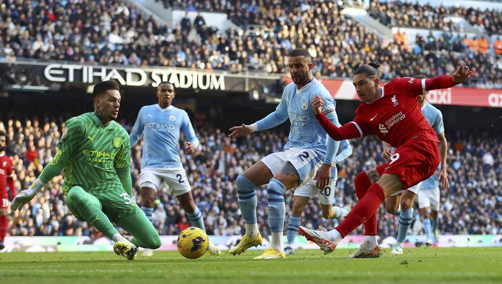 Ederson dan Kyle Walker saat menahan tendangan keras dari Darwin Nunez ke gawang Liverpool pada laga Liga Primer Inggris, Sabtu (25/11/23). (Foto: REUTERS/Carl Recine)