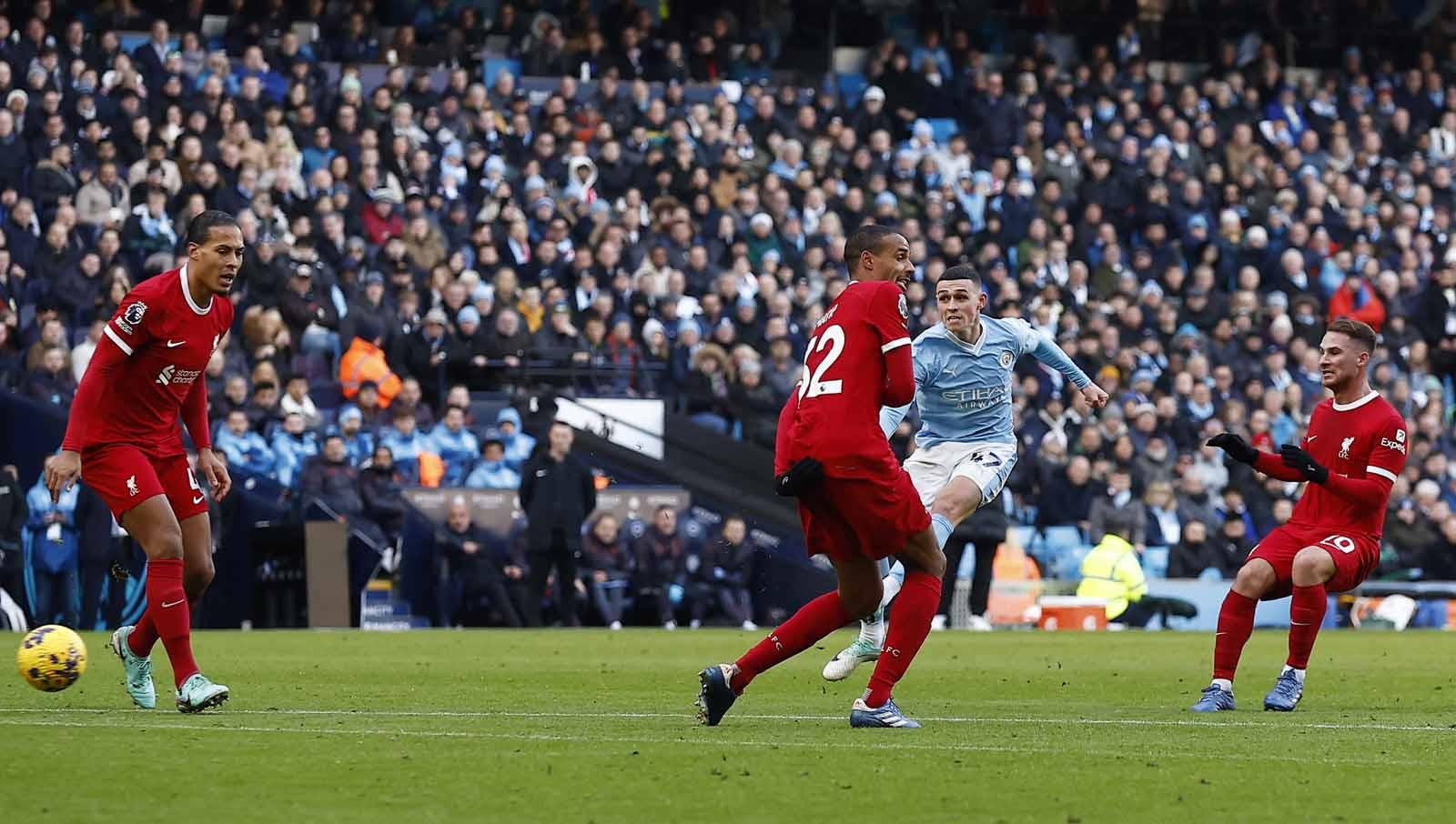 Phil Foden melepaskan tendangan keras ke gawang Liverpool pada laga Liga Primer Inggris, Sabtu (25/11/23). (Foto: Reuters/Jason Cairnduff)