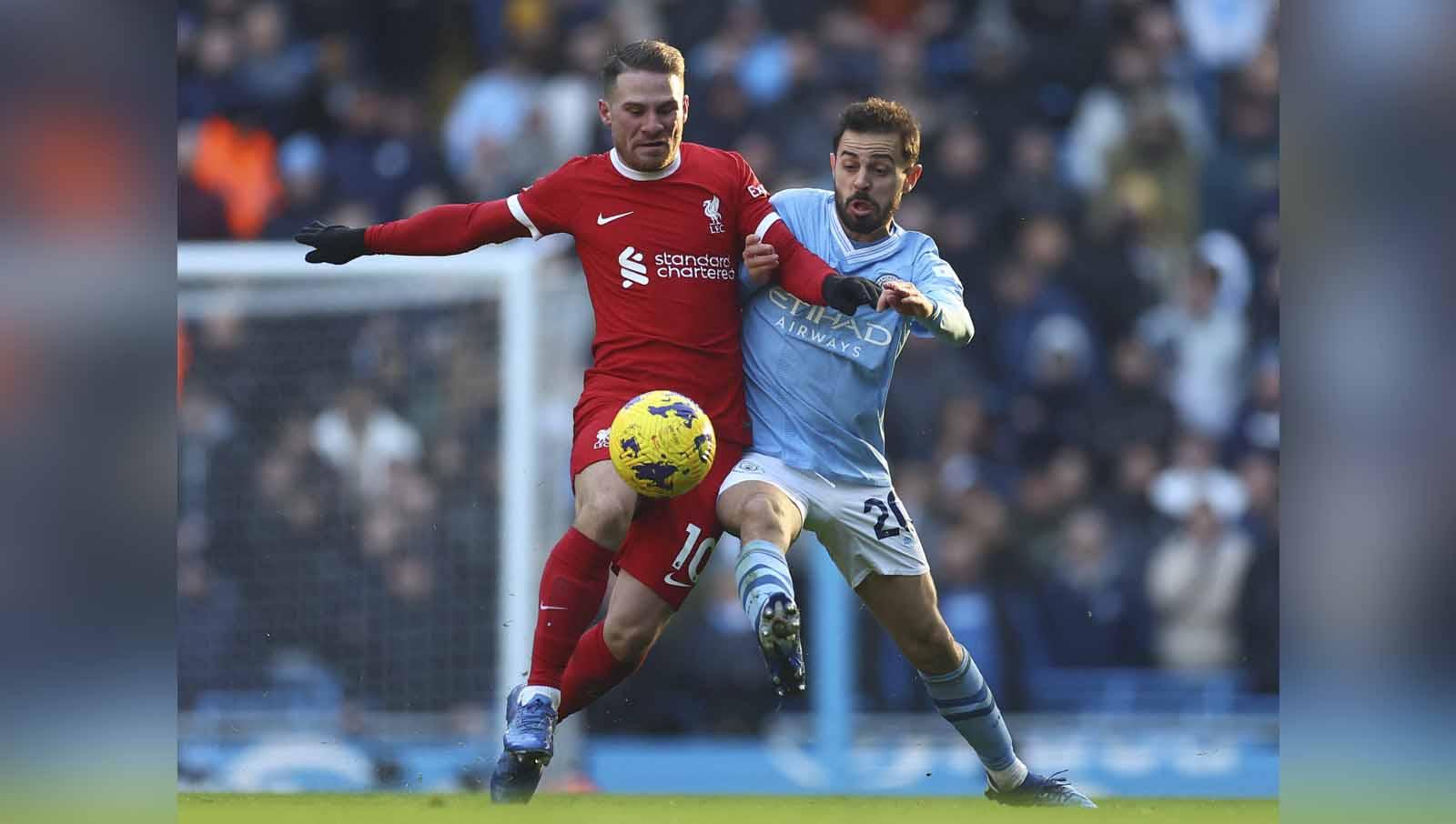 Bernardo Silva saat berduel dengan Alexis Mac Allister untuk merebutkan bola pada laga Liga Primer Inggris, Sabtu (25/11/23). (Foto: REUTERS/Carl Recine)