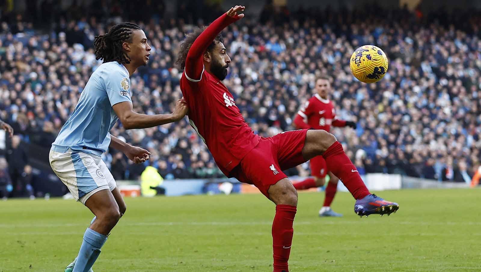 Pergerakan Mohamed Salah mendapat gangguan dari Nathan Ake pada laga Liga Primer Inggris, Sabtu (25/11/23). (Foto: Reuters/Jason Cairnduff)