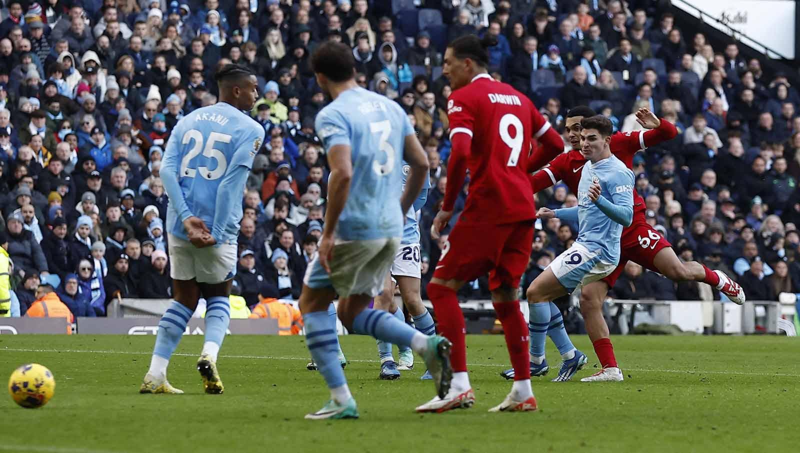 Trent Alexander-Arnold saat mencetak gol ke gawang Manchester City dengan tendangan kanannya pada laga Liga Primer Inggris, Sabtu (25/11/23). (Foto: Reuters/Jason Cairnduff)