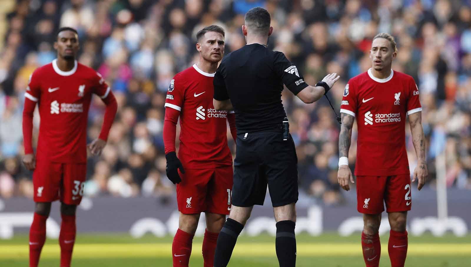 Alexis Mac Allister dan Kostas Tsimikas saat memprotes keputusan wasit Chris Kavanagh pada laga Liga Primer Inggris, Sabtu (25/11/23). (Foto: Reuters/Jason Cairnduff)