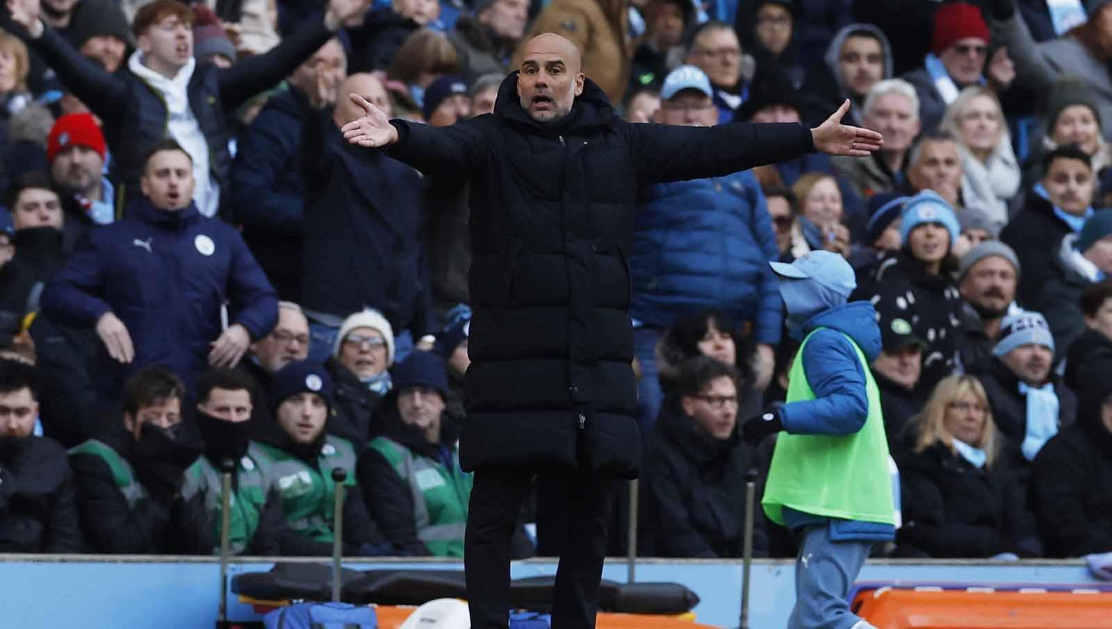 Pelatih Manchester City Pep Guardiola saat memberikan instruksi dari luar lapangan pada laga Liga Primer Inggris, Sabtu (25/11/23). (Foto: Reuters/Jason Cairnduff)