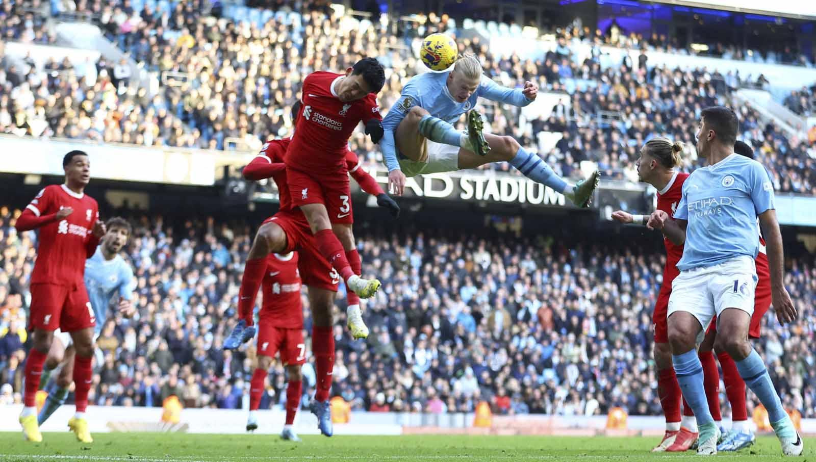 Aksi duel udara Erling Braut Haaland dengan Wataru Endo pada laga Liga Primer Inggris, Sabtu (25/11/23). (Foto: REUTERS/Carl Recine)