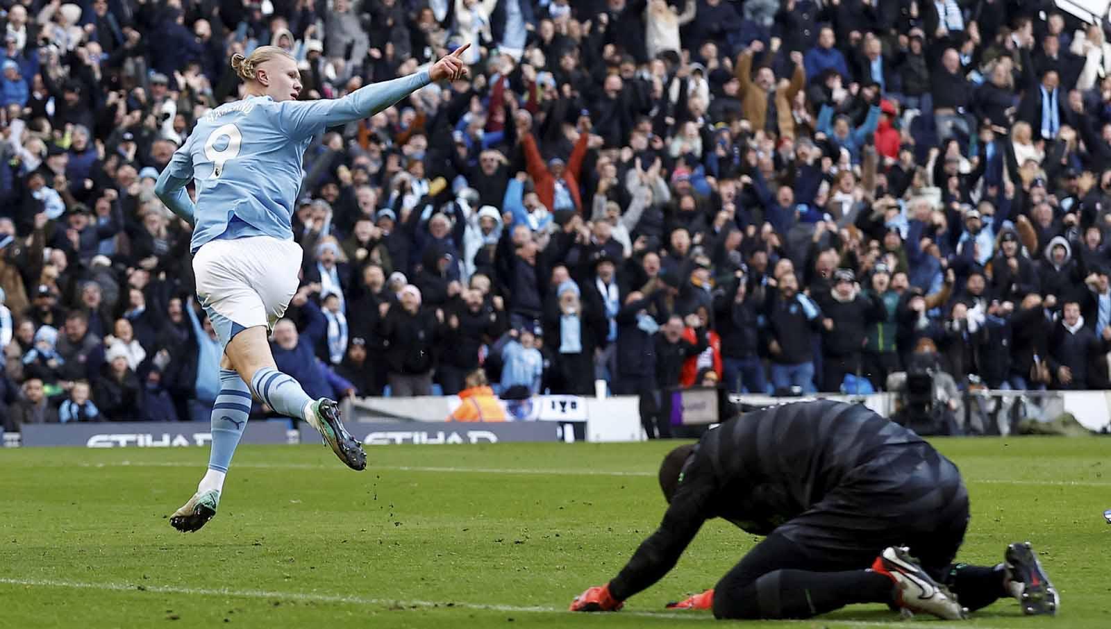 Selebrasi Erling Braut Haaland usai mencetak gol ke gawang yang dijaga Alisson pada laga Liga Inggris Manchester City vs Liverpool, Sabtu (25/11/23). (Foto: Reuters/Jason Cairnduff)