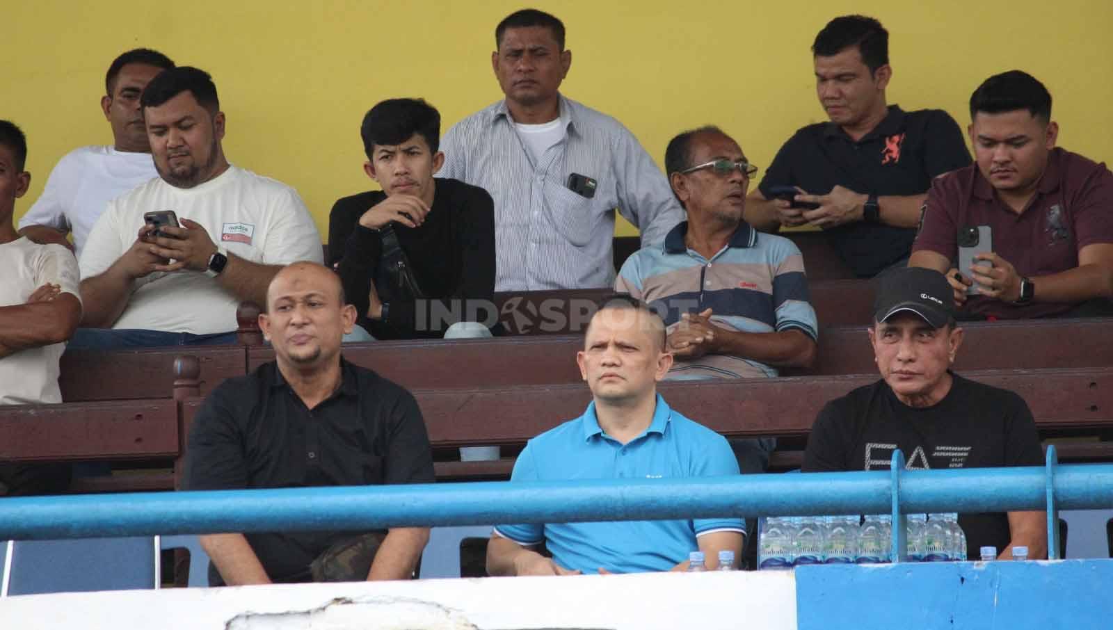Nazaruddin Dek Gam (tengah/baju biru) terlihat duduk disebelah Edy Rahmayadi (kanan/pakai topi) dan petinggi PSMS, Andry Mahyar (kiri/kemeja hitam). (Foto: Aldi Aulia Anwar/INDOSPORT)