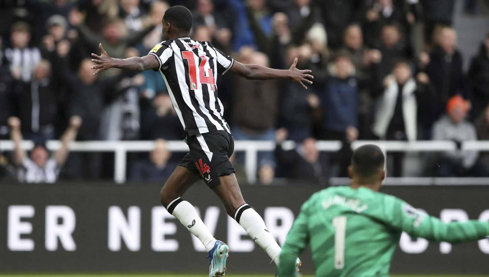 Alexander Isak berselebrasi usai mencetak gol ke gawang Chelsea pada laga Liga Primer Inggris, Sabtu (25/11/23). (Foto: REUTERS/Scott Heppell)