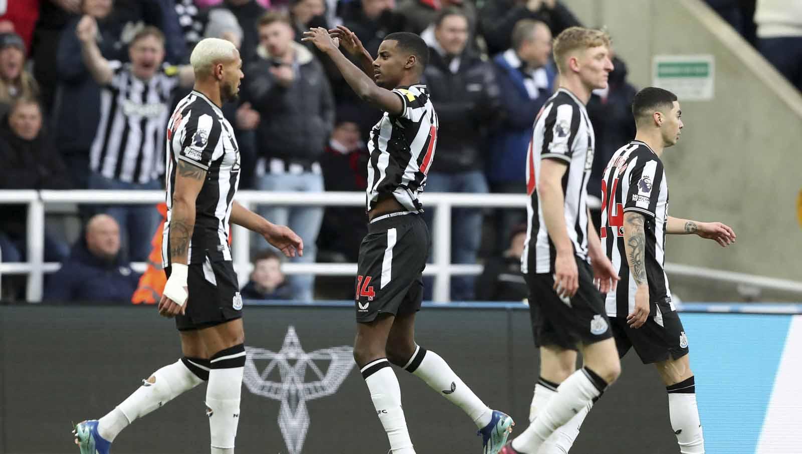 Alexander Isak merayakan gol bersama rekan setimnya pada laga Liga Primer Inggris, Sabtu (25/11/23). (Foto: REUTERS/Scott Heppell)