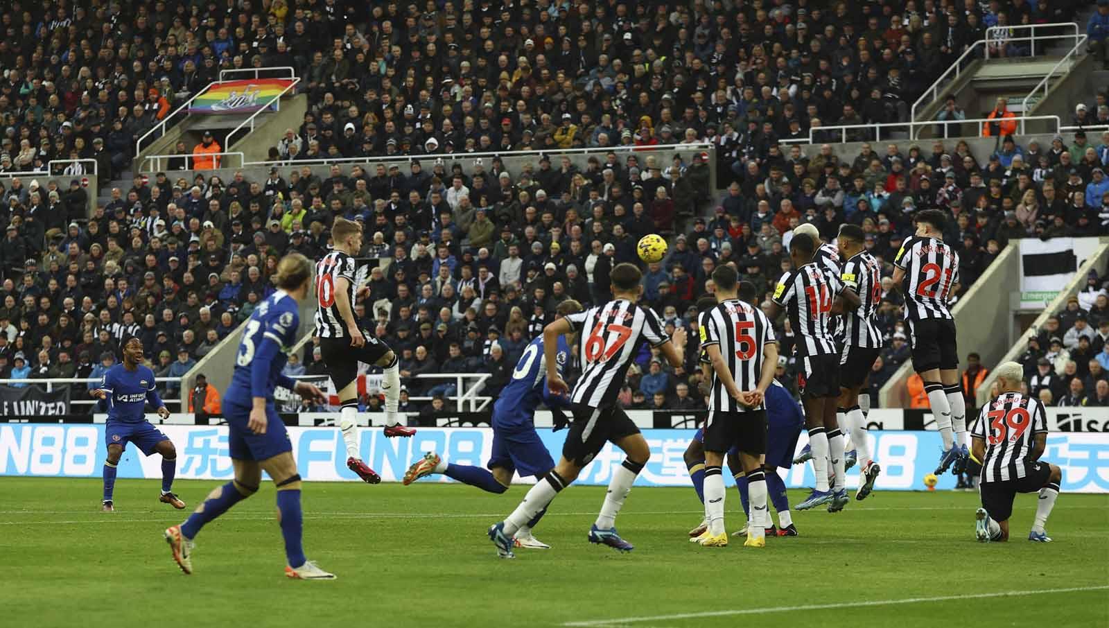 Raheem Sterling mencetak gol pertama dari tendangan bebas pada laga Liga Primer Inggris, Sabtu (25/11/23). (Foto: Reuters/Lee Smith)