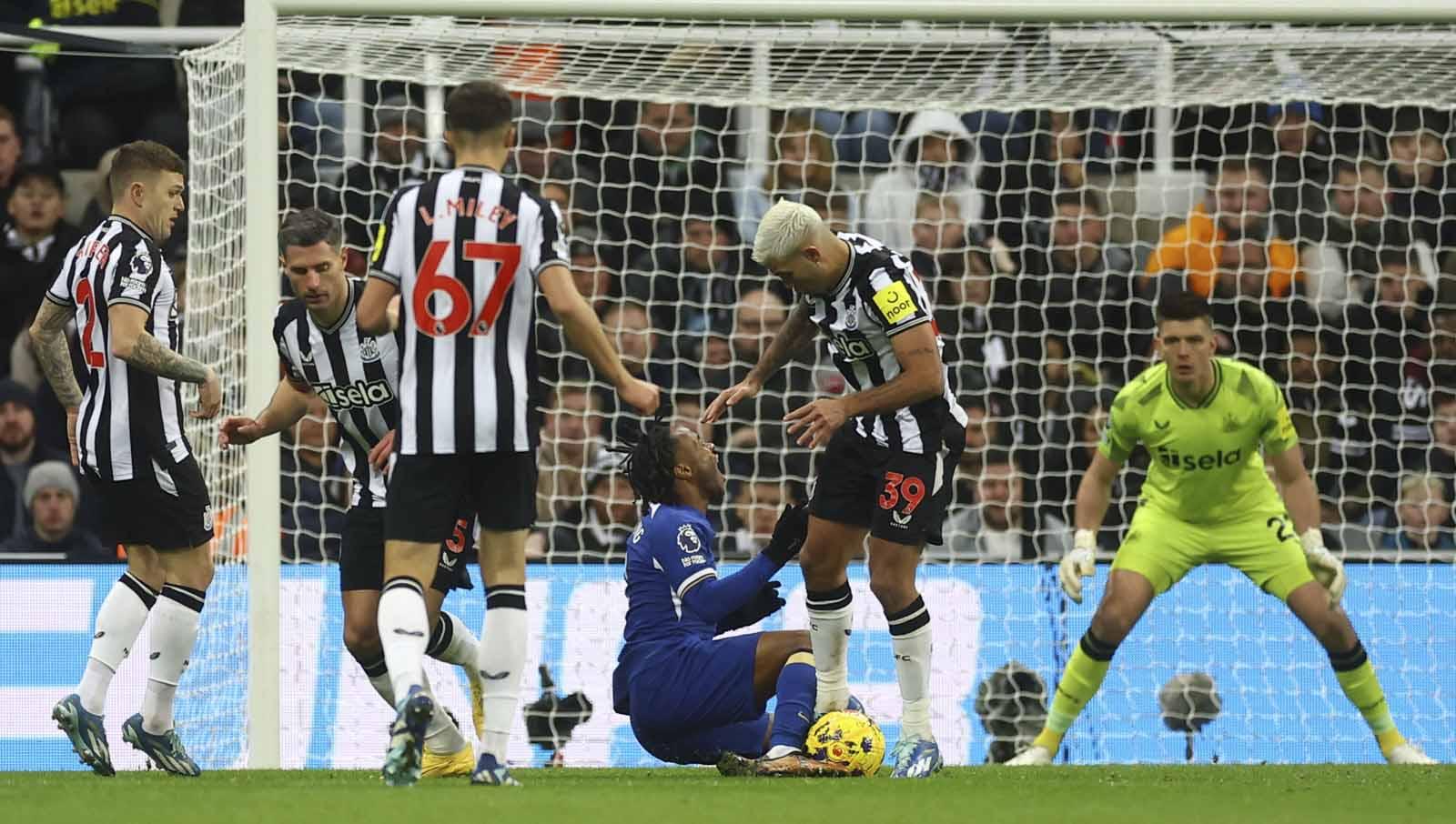 Raheem Sterling saat berebut bola dengan Bruno Guimaraes di area kotak penalti pada laga Liga Primer Inggris, Sabtu (25/11/23). (Foto: Reuters/Lee Smith)