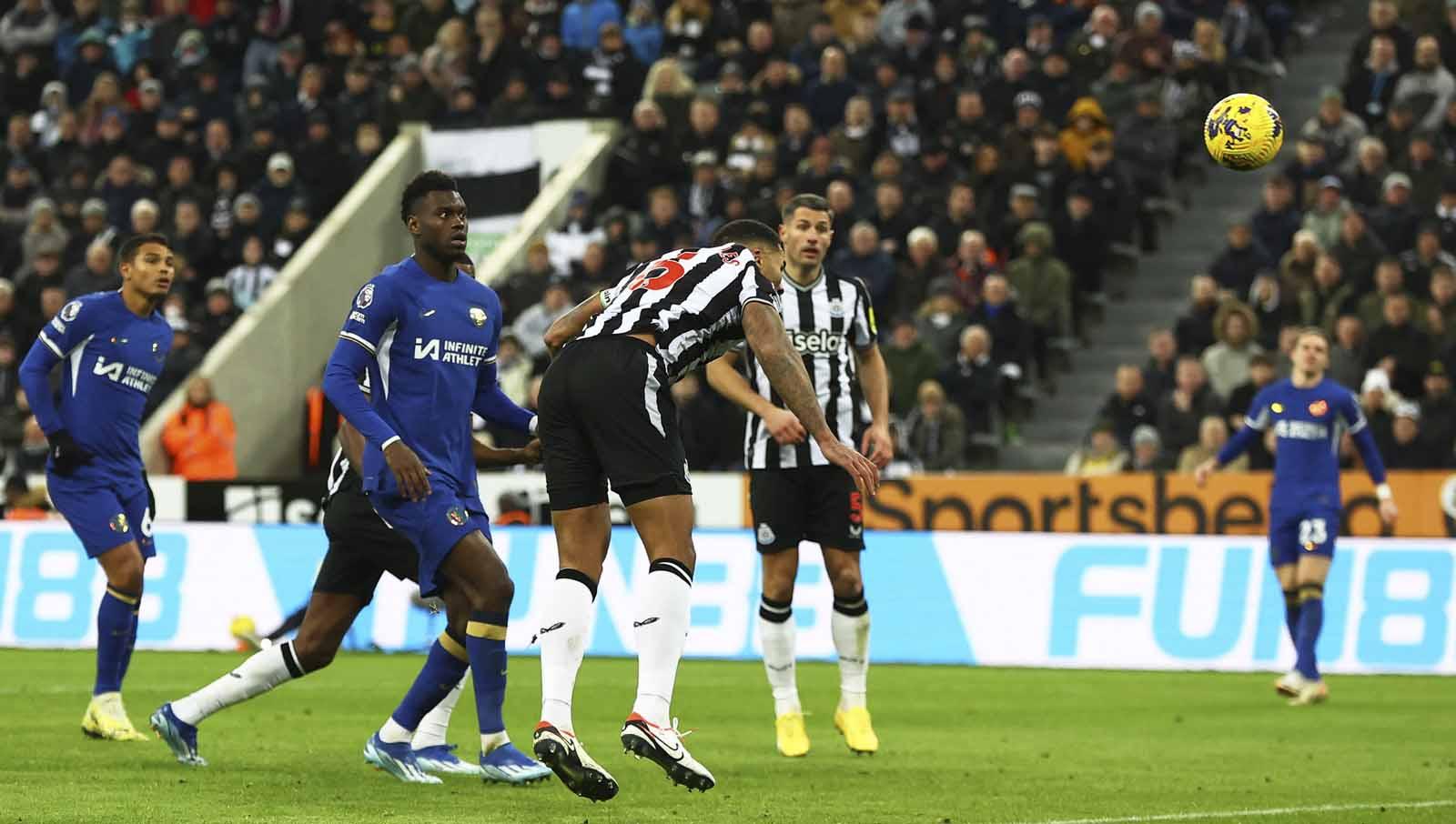 Aksi Jamaal Lascelles mencetak gol kedua dengan sundulannya ke gawang Chelsea pada laga Liga Primer Inggris, Sabtu (25/11/23). (Foto: Reuters/Lee Smith)