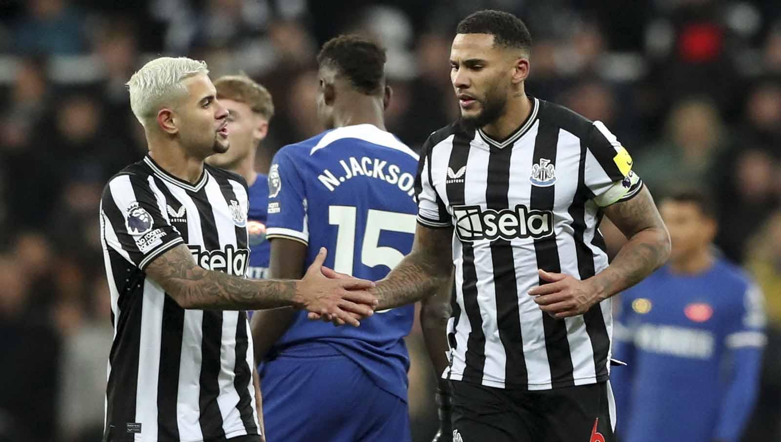 Jamaal Lascelles merayakan gol bersama rekan timnya Bruno Guimaraes pada laga Liga Primer Inggris, Sabtu (25/11/23). (Foto: REUTERS/Scott Heppell)