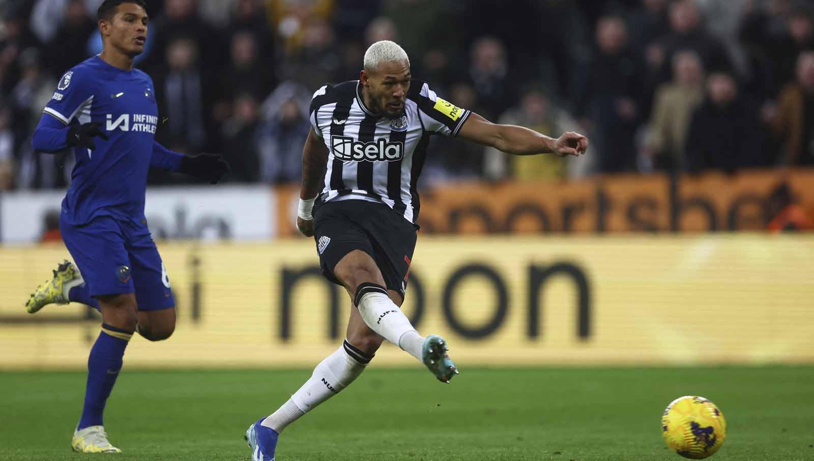 Joelinton mencetak gol ketiga ke gawang Chelsea pada laga Liga Primer Inggris, Sabtu (25/11/23). (Foto: Reuters/Lee Smith)