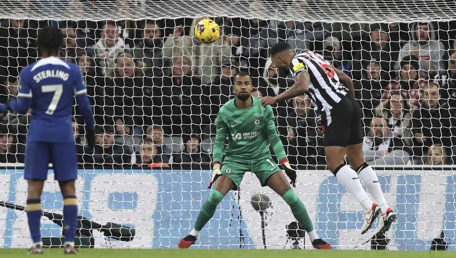 Jamaal Lascelles saat mencetak gol ke gawang Chelsea dengan sundulannya pada laga Liga Primer Inggris, Sabtu (25/11/23). (Foto: REUTERS/Scott Heppell)