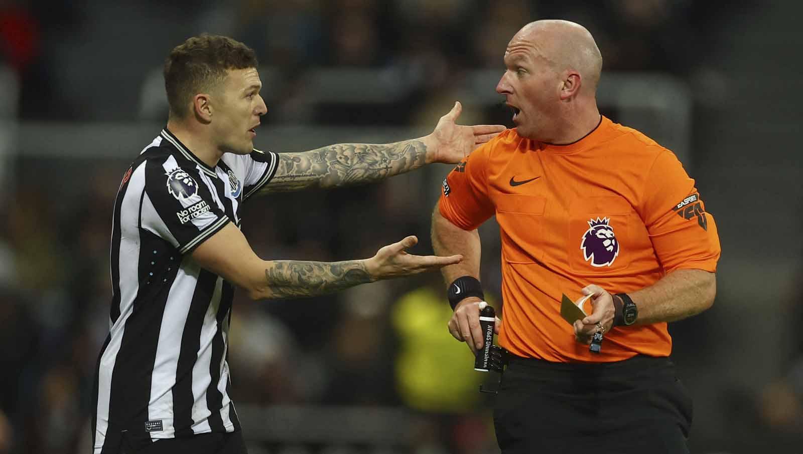 Kieran Trippier memprotes keputusan wasit Simon Hooper pada laga Liga Primer Inggris, Sabtu (25/11/23). (Foto: Reuters/Lee Smith)