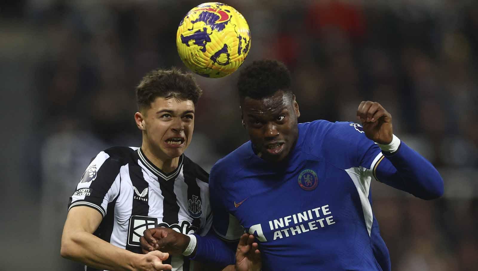 Lewis Miley berduel dengan Benoit Badiashile untuk berebut bola pada laga Liga Primer Inggris, Sabtu (25/11/23). (Foto: Reuters/Lee Smith)