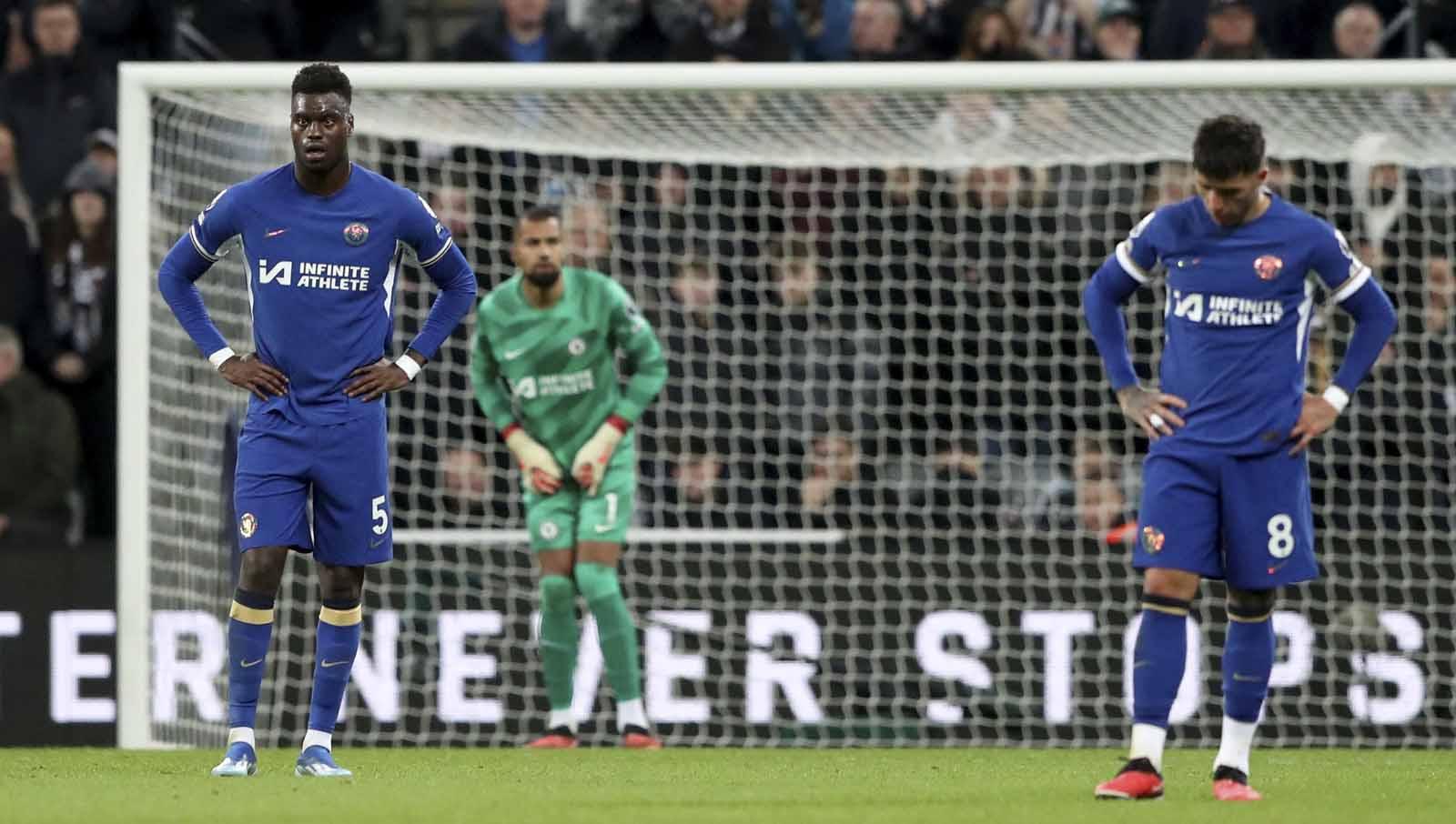 Benoit Badiashile dengan rekan setimnya terlihat sedih usai pertandingan pada laga Liga Primer Inggris, Sabtu (25/11/23). (Foto: REUTERS/Scott Heppell)